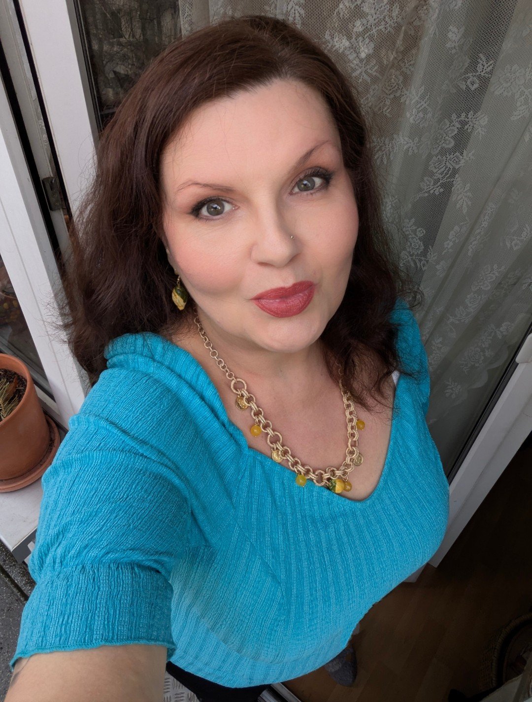 Es hat Jahre gedauert 

Es hat viele Jahre gedauert zu begreifen, dass nicht alles was ich mir wünsche, auch zu mir gehört. Ich habe gelernt, dass manche Dinge nicht passieren, weil sie nicht für mich bestimmt sind. 

Akzeptanz fühlt sich anfangs wie Aufgeben an, aber sie ist genau das Gegenteil. Sie ist die Stärke, loszulassen was nicht sein soll, und den Mut, das zu umarmen, was wirklich zu dir passt. 

In der Akzeptanz liegt eine leise, unerschütterliche Kraft, die dich weiterträgt, auch wenn der Weg anders aussieht, als du ihn mal geplant hast.


Ich wünsche Dir einen schönen Donnerstag ☀️ Komm gut durch den Tag 🙏🏼🍀...

Herzlichst ❤️ Dana, Stella ⭐