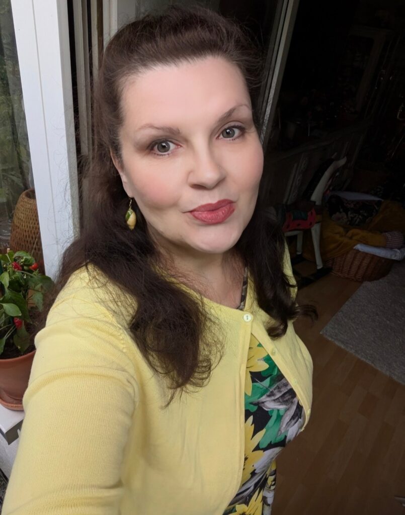 Ich zähle vierundzwanzig Schritte

Die Küche duftet köstlich nach Vanille, im Ofen brennt das letzte Scheit - und mühelos führt mich die Stille, in das Verlies meiner grenzenlosen Einsamkeit.

Ich zähle vierundzwanzig Schritte und warte, bis Du endlich kommst - vom Flur, doch zeugt ein Stich, zur Herzensmitte, von meinem Sehnsuchtsfiebers nur.

5 schrecklich lange Tage ist's nun her, in mir verebbt ein ganzes Meer, so weit ich auch zu blicken wage, dein Platz, er bleibt für immer leer.

Die Wiesen duften nach Kamille, begleiten meinen Weg ins Tal, an deinem Grab führt mich die Stille, 
In einen Seelenspiegel-Saal.

Auch wenn ich jeden Berg erklimme, den man mit Seil besiegen kann, nie wieder hör' ich deine Stimme, lehnst Du den Kopf an meinen an. Ich träum...

ich sehe dem Tod ins Auge, ist alles gründlich und gut durchdacht, wenn ich schon nicht zum Leben tauge, dann, sei für mich, nun ewig Nacht. 

Ich atme flach, noch eine Pille, dein Foto in der Hand, ein Kuss. Und mühelos führt mich die Stille - sie weiß, wohin sie gehen muss.

Mich packt das Graun, auf einmal verändert sich mein Traum. Ich seh' die fünfundzwanzigste Stufe; über die ich geh. Ich zähle fünfundzwanzig...

Schritte, der erste führt mich aus der Tür. In meiner tiefen Herzensmitte, da brennt ein Licht – es brennt für Dich und mich, nicht nur für hier. 

Die Stille ist kein Kerker mehr, sie ist der Raum, in dem ich höre, dein Lachen, wie ein fernes Meer, das mir verspricht, dass ich nicht...

ganz zerstöre, was wir uns schufen – schwer und sehr. Ich nehme mir die kleine Pille, die „Hoffnung“ heißt und Mut mir gibt. Es beugt sich eine neue...

Stille tief über den, der immer noch so liebt. Doch statt der Nacht, wähl’ ich das Licht, das durch die kleinsten Ritzen bricht. Das Foto bleibt...

der Kuss bleibt auch, doch meine Hand lässt langsam los. Das Leben ist ein flacher Hauch, doch ist die Welt noch immer grenzenlos. Ich...

leg' die Hoffnung unters Kissen und schlafe ein, ganz friedlich, ohne Not. Denn morgen will ich eines wissen: Dass Liebe stärker ist als jeder Tod.

PS: Ich wünsche auch dir von Herzen, dass immer die Liebe siegt!

