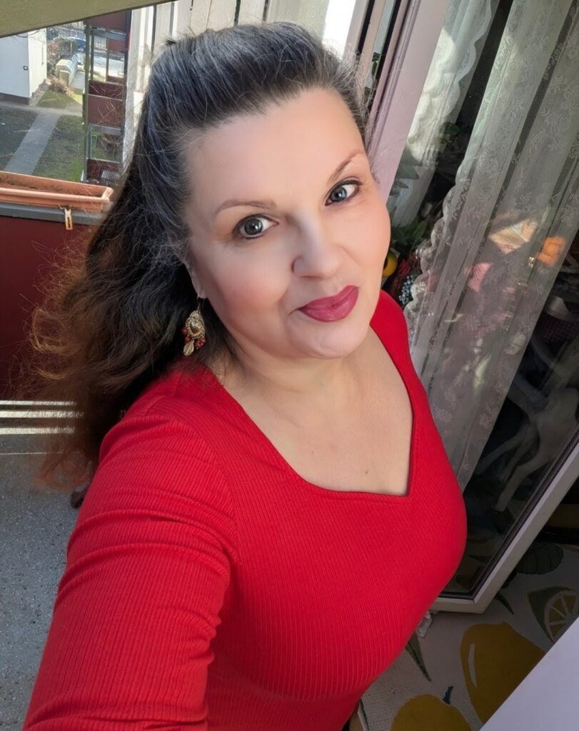 Vom Loslassen und Leuchten
Noch immer fragt mein Herz, wo du wohl gerade stehst, doch ich bleibe nicht stehen, während du weitergehst. Die täglichen Worte, sie fehlen mir sehr...
doch die Leere zu halten, wiegt heute zu schwer. Du warst meine Prüfung, mein härtester Streit, ein Spiegel der Ängste, der Einsamkeit. Du fütterst...
die Furcht, doch ich wählte das Licht, denn wer mich verlassen will, den halte ich nicht. Ich streife die Sehnsucht wie alte Haut ab, verlasse das Gestern...
das ich so geliebt hab'. In meiner Energie ruhe ich nun, voll Stolz, ich bin nicht mehr das Feuer, das brennt auf dein Holz. Ich verdiene die Fülle, das Echo, die Tat...
und nicht durch kein Wort, von dir, deinen Verrat! Ich lasse dich gehen, mit Tränen zwar noch, doch ich steige aus Trümmern ins Leuchten empor. Denn wer für mich...
bestimmt ist, der bricht nicht den Kontakt, der bleibt an meiner Seite, im Frieden, im Takt. Ich laufe nicht hinterher, ich bleibe bei mir, der Platz an meiner Seite gehört nicht mehr dir!
PS:
Schöne Worte sind nichts Wert, wenn jemand die Handlung dazu verwehrt. (©Schuhr, Dana Stella)
Guten Morgen 😁☕☕🌷☀️ich wünsche dir einen schönen Montag und eine wunderbare neue Woche 🍀🫶🏼
Herzlichst ❤️ Dana Stella ⭐